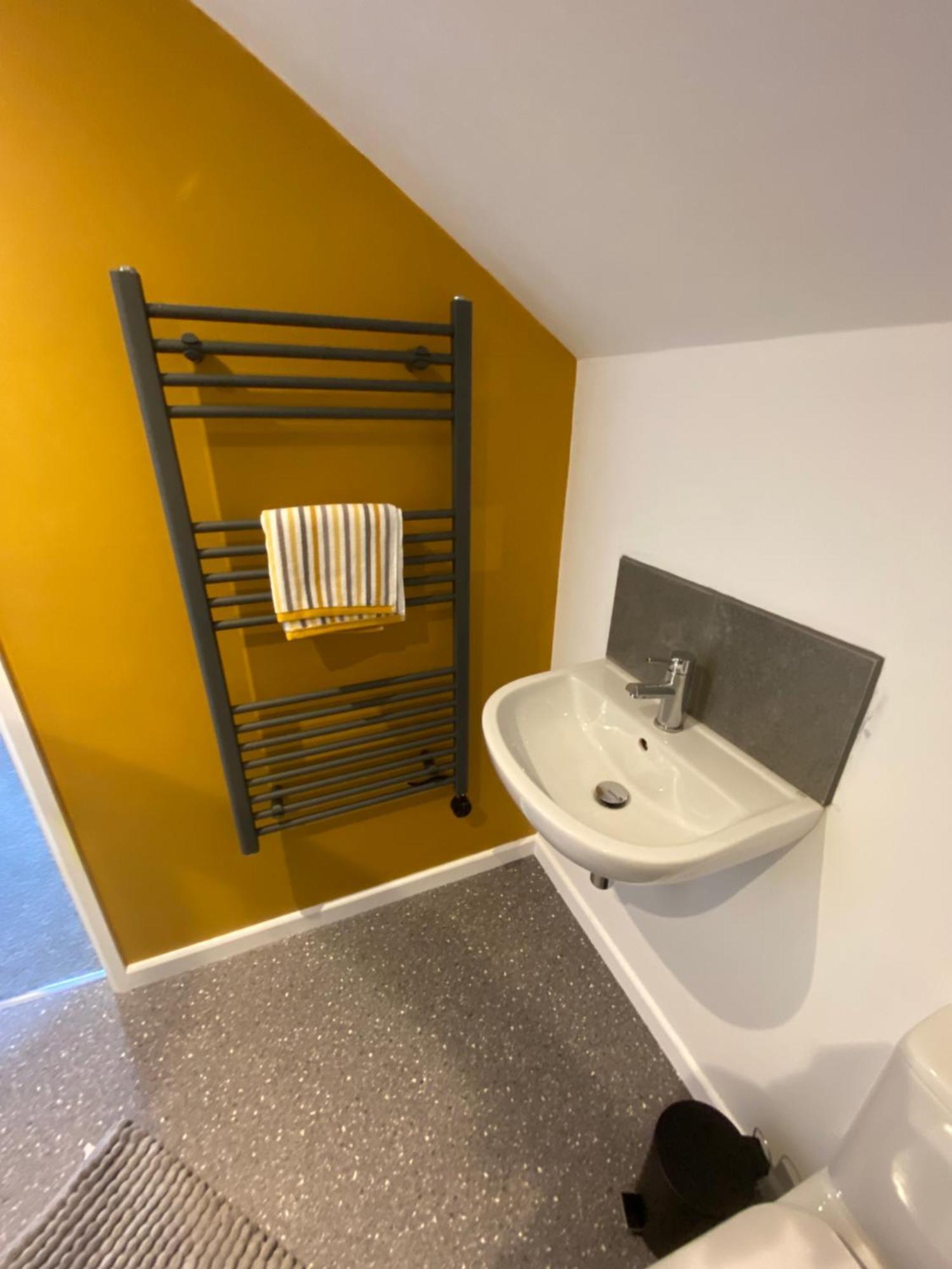 Modern Studio Apartment Set Beneath The Black Mountains A Stones Throw From The Offas Dyke Path Clodock Exterior foto